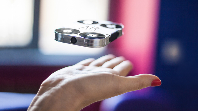 小型ドローン「AirSelfie」で手軽に自撮り!特徴や価格を調べてみた