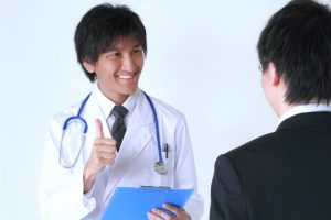 健康診断で尿潜血2+!女性は生理?病気なの?症状・原因・精密検査費用について調査した